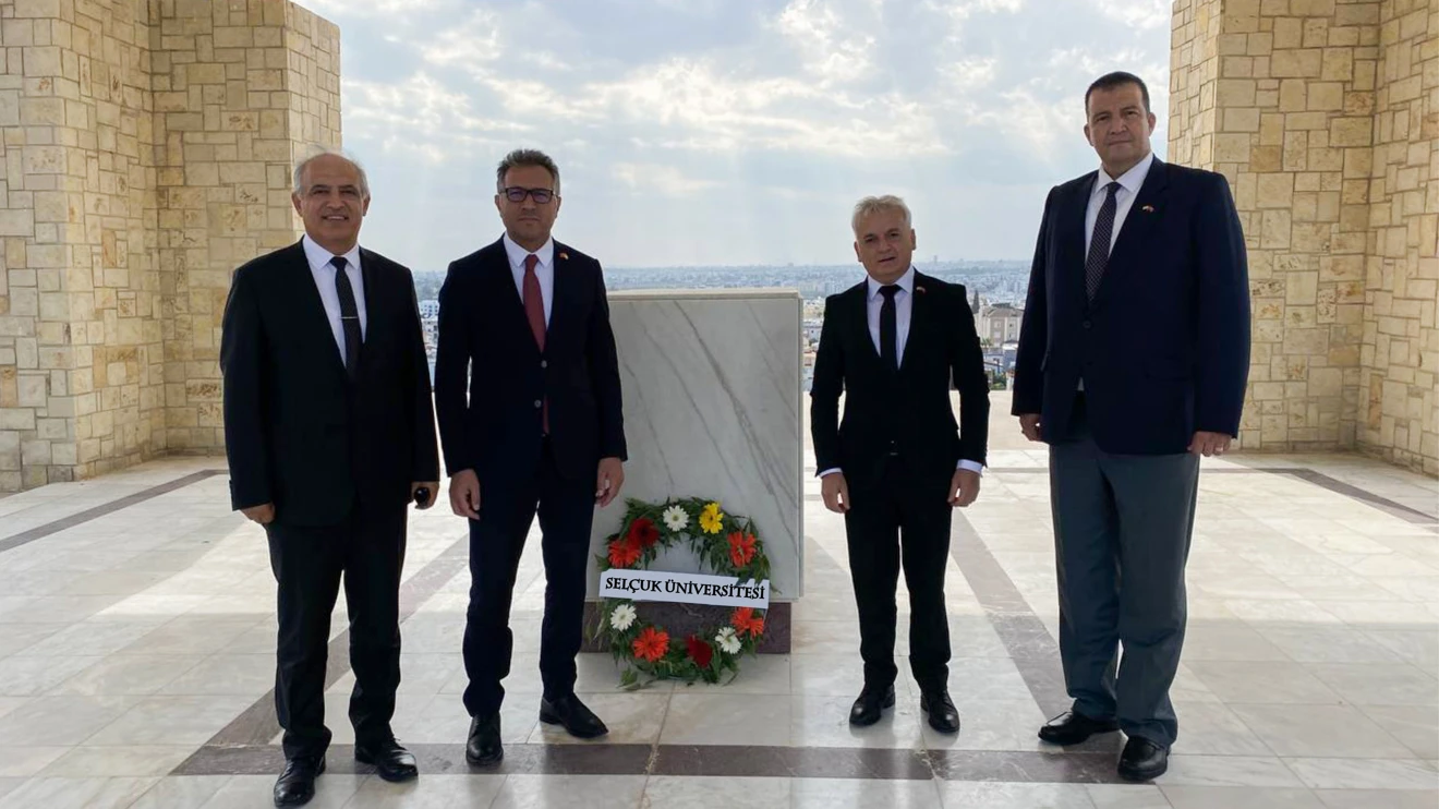 Rektör Aksoy’dan Denktaş ve Dr. Küçük’ün mezarlarına ziyaret